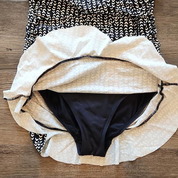 LA BLANCA Black White Arrow Sweetheart One Piece Swim Suit 6 - Picture 6 of 10